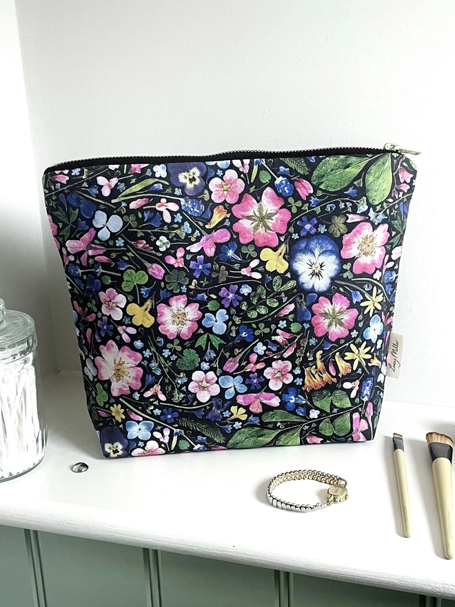 Wash Bag with Pressed Flower Design on Dark Background, Perfect for Nature Lovers