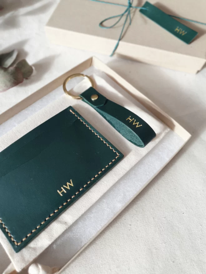 Personalised green card wallet and keyring in Kraft gift box with matching leather tag