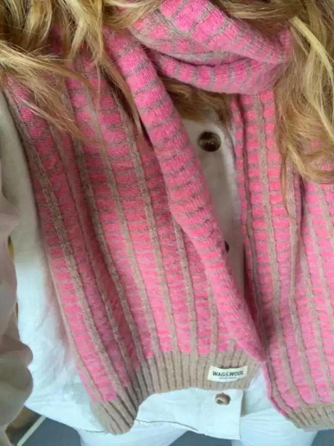 PINK KNITTED SCARF CLOSE UP