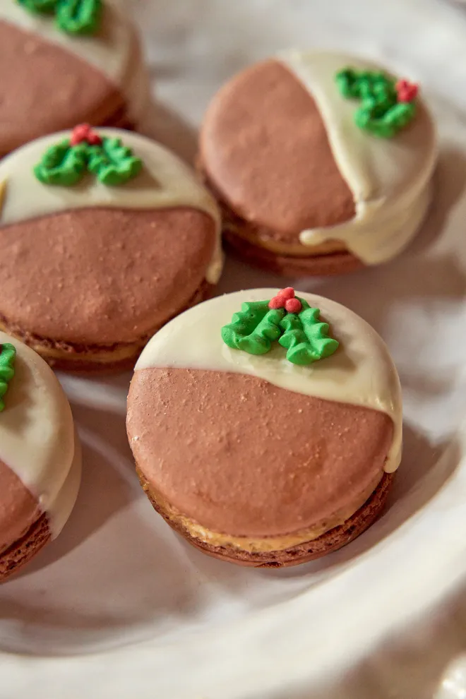 Christmas pudding macaron