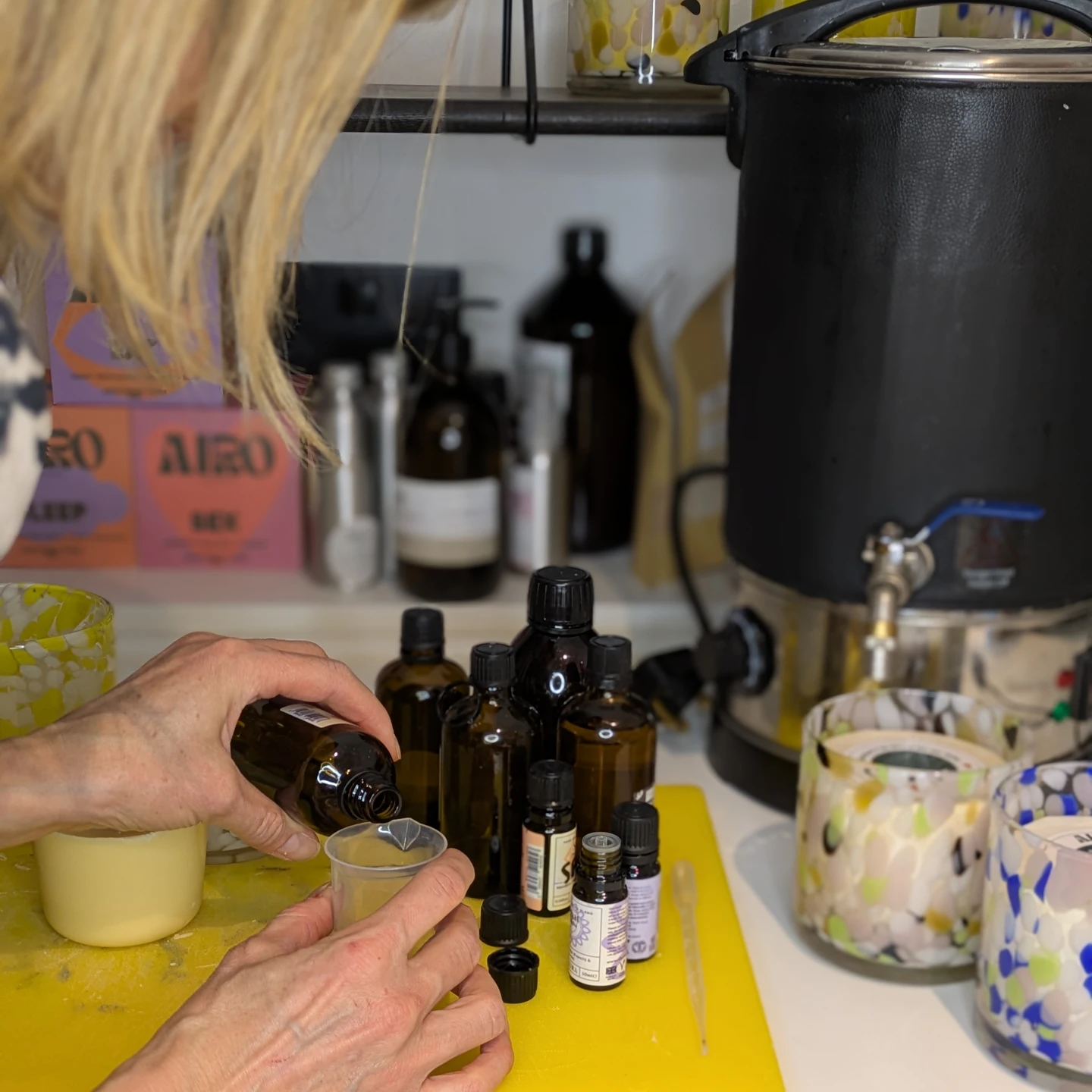 AIRO aromatherapy Lisa mixing essential oils