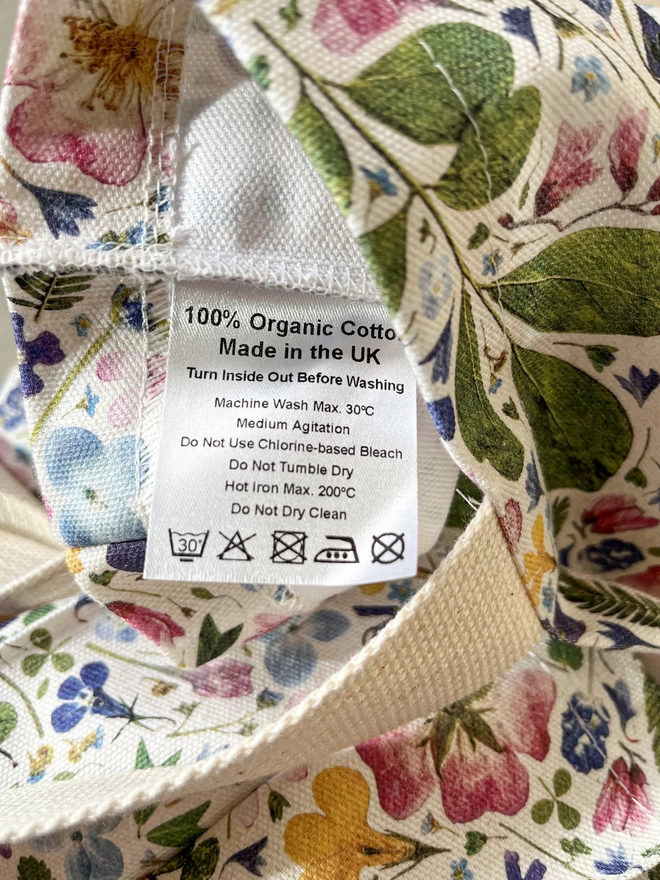 Label in an organic cotton shopping bag showing the care instructions.