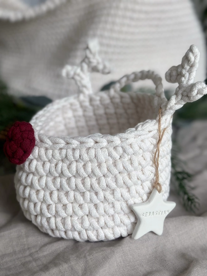hanging reindeer crocheted christmas basket
