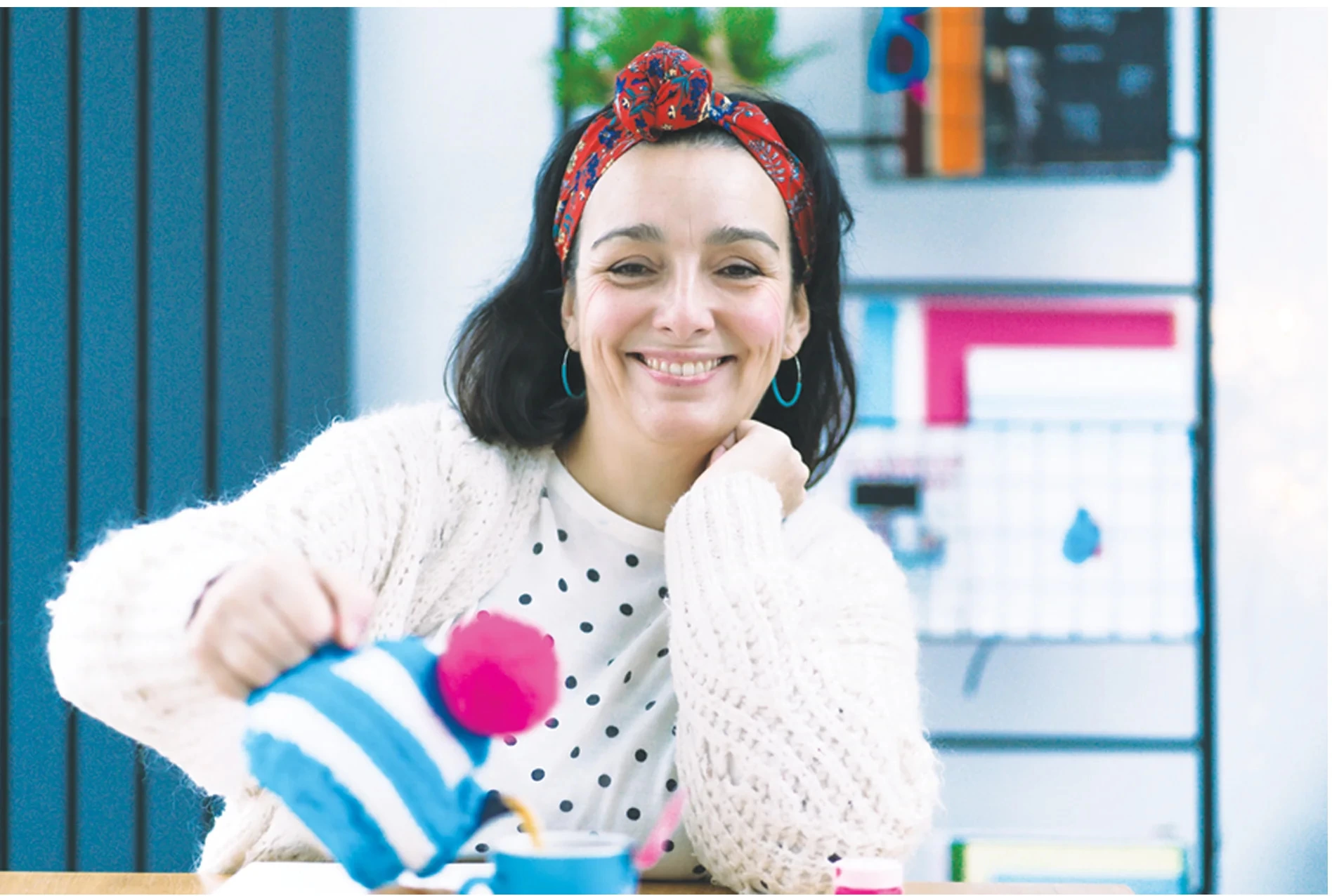 Anna Lewis, founder of Sketchy Mumma, smiling at the camera, wearing a white and black polka dot t-shirt, poring tea into a cup.