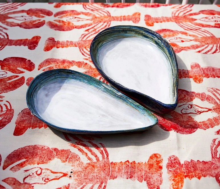 Ceramic mussel shell serving dish 