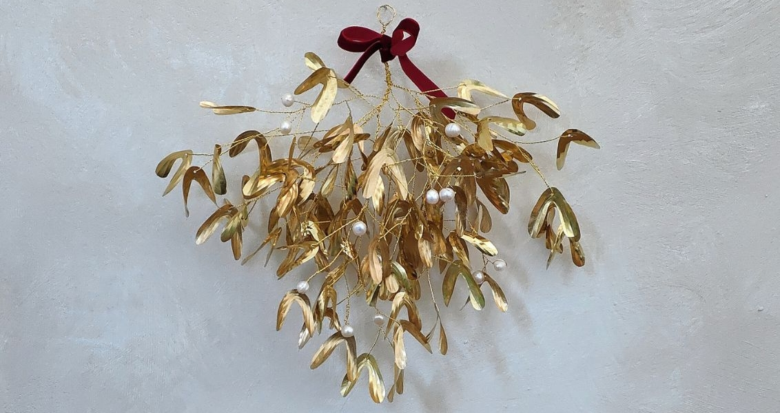 Mistletoe brass wall hanging 