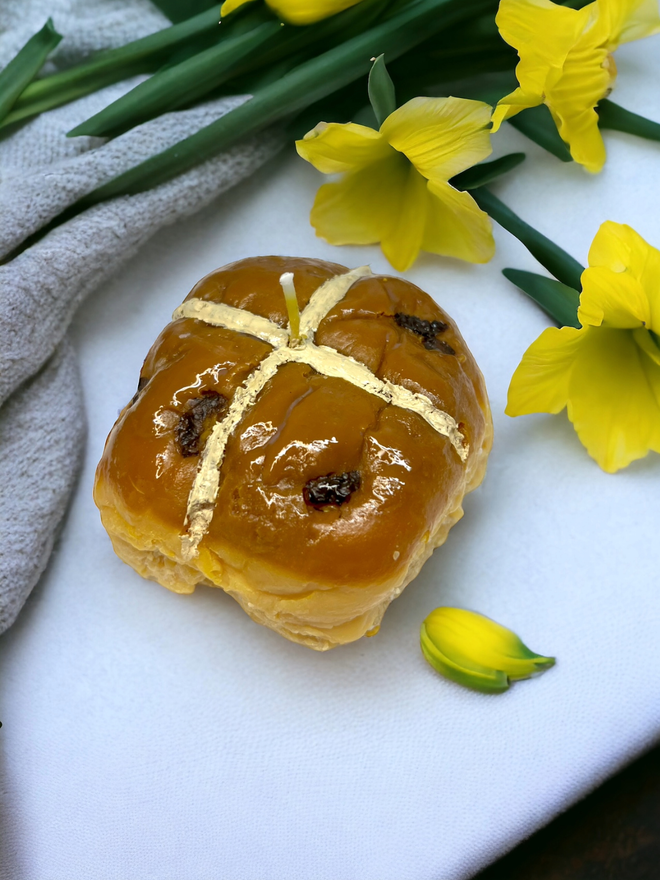 HOT CROSS BUN CANDLE - EASTER - EXCLUSIVE