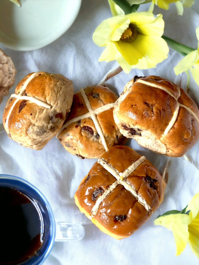 HOT CROSS BUN CANDLE - EASTER - EXCLUSIVE