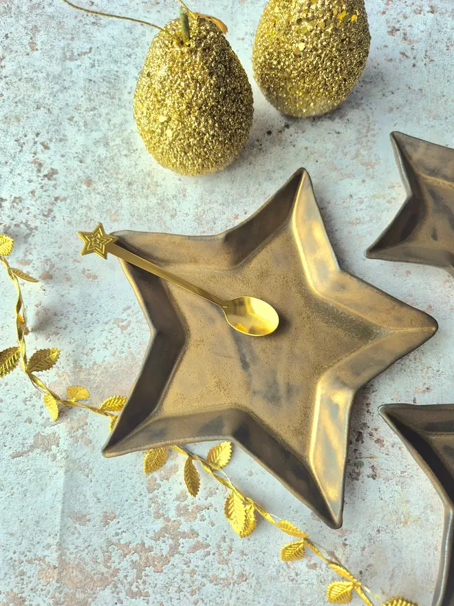 Gold star set of plates, ceramic star plates, christmas plates, christmas star, christmas, christmas dining, star plate, star dish, Jenny Hopps Pottery, gold plate