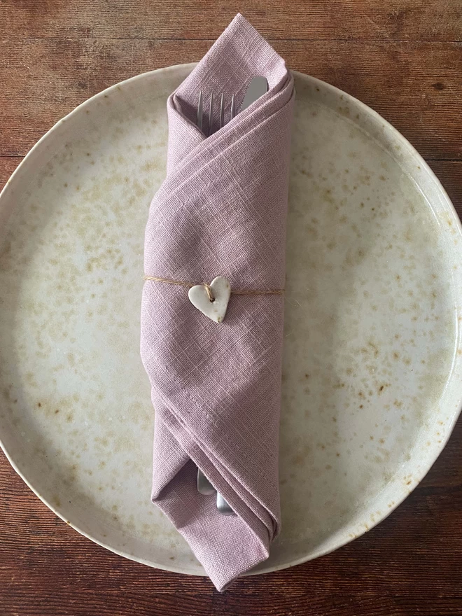 Lilac napkin and heart tie