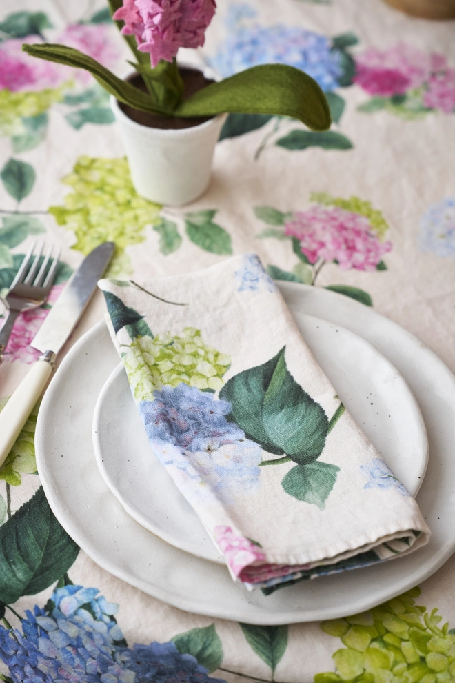 Hydrangea linen napkins and tablecloth