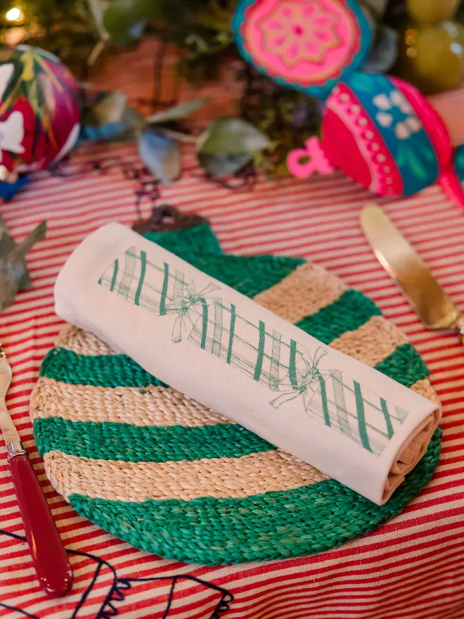 Green Christmas cracker napkin