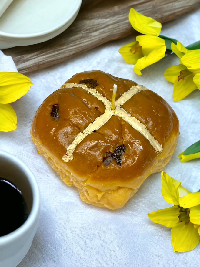 HOT CROSS BUN CANDLE - EASTER - EXCLUSIVE