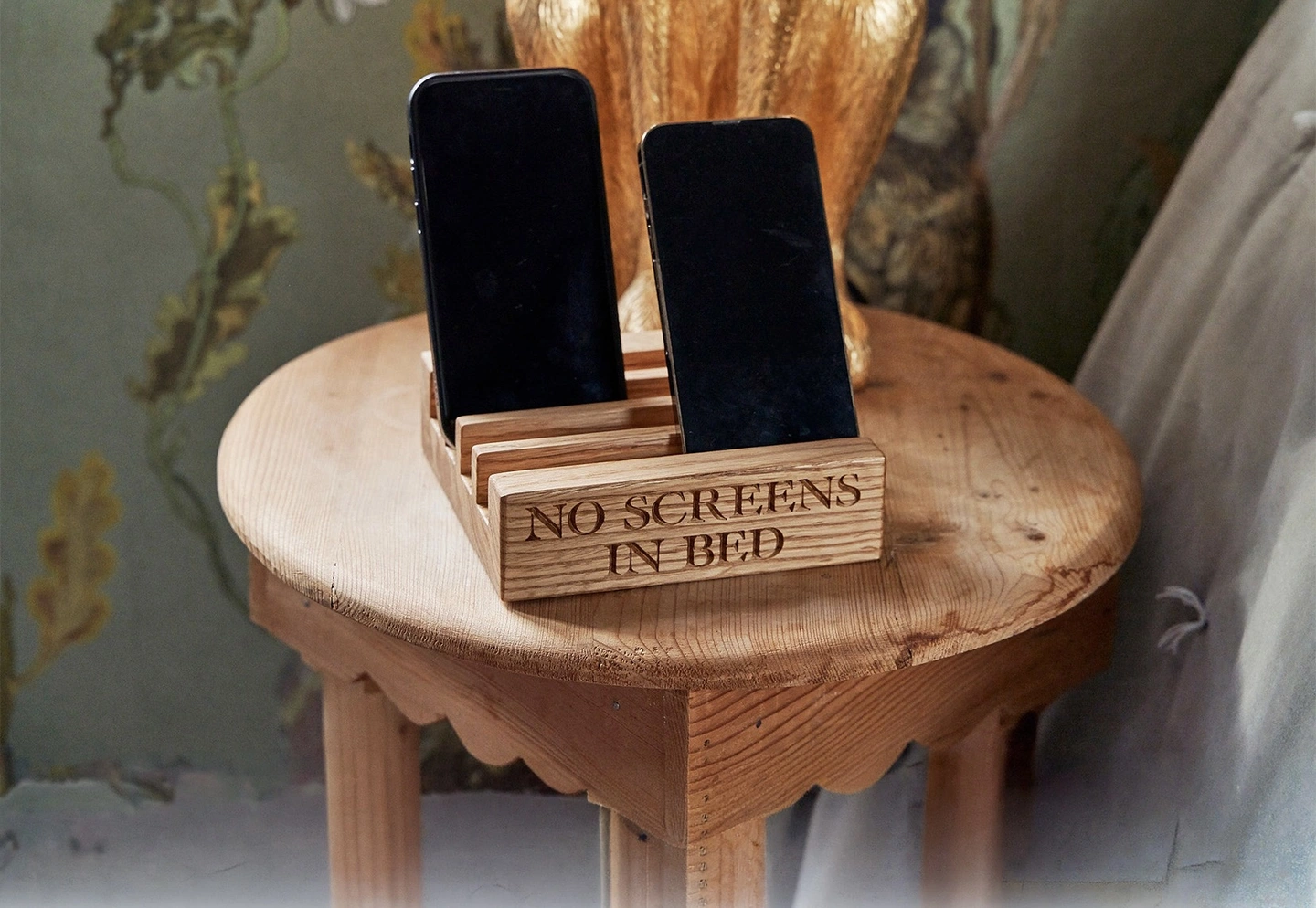 No screens in bed oak phone holder