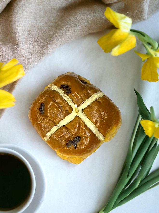 HOT CROSS BUN CANDLE - EASTER - EXCLUSIVE