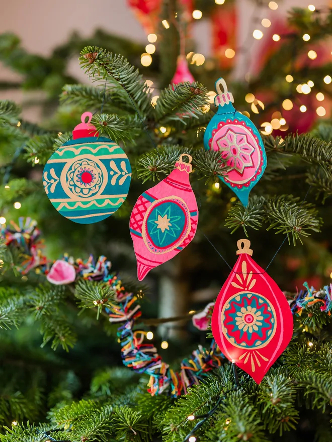 Bauble garland paper decoration