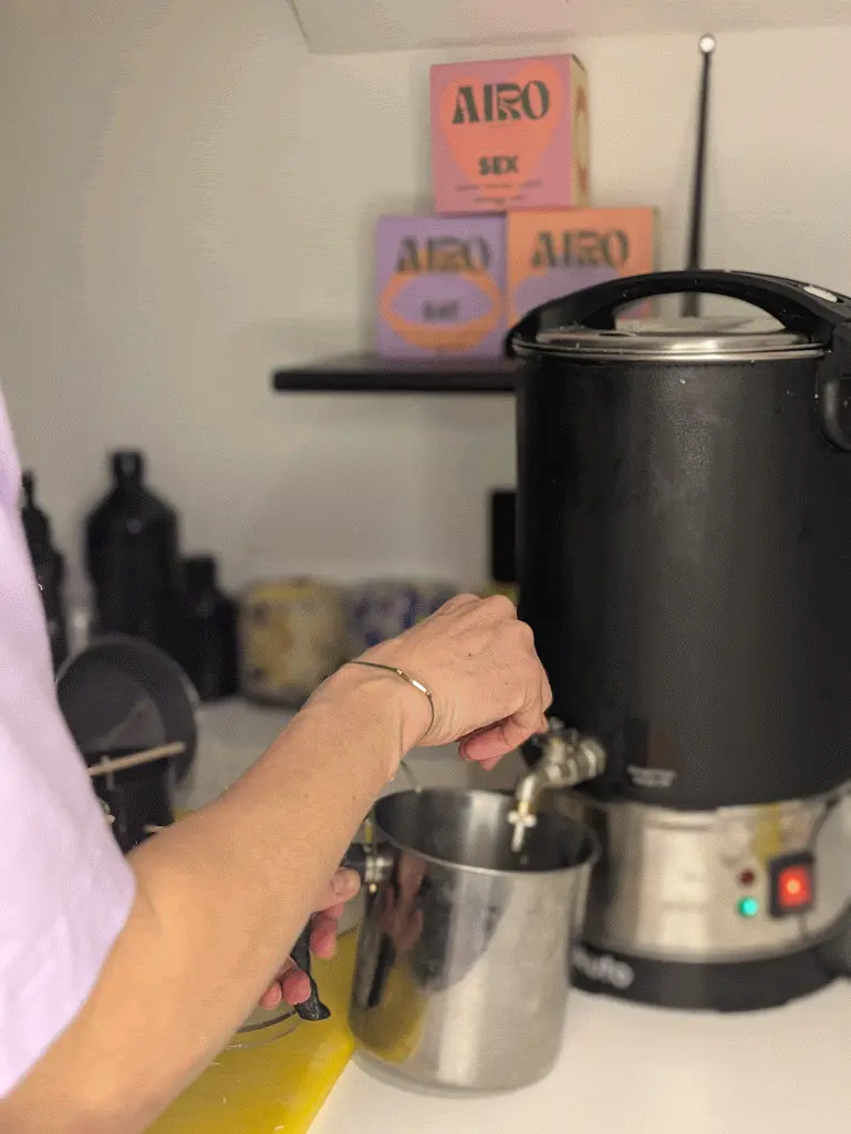 Making aromatherapy candles by Airo Aromatherapy
