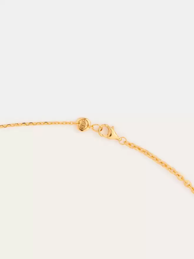 Lobster clasp detailing of a fine mixed chain gold necklace