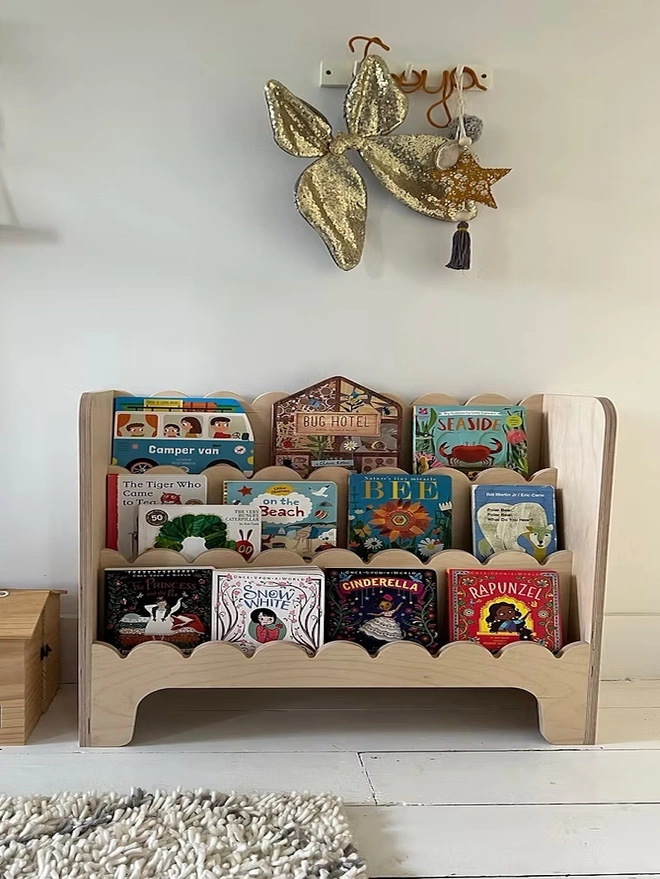 Montessori Children's Bookcase (Scallop)