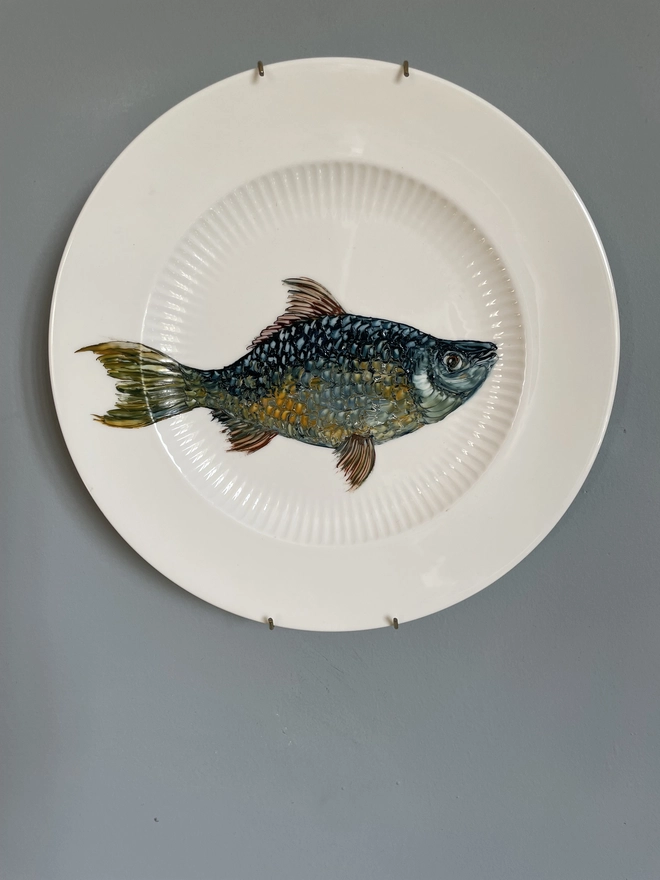 roach fish oil painting on plate