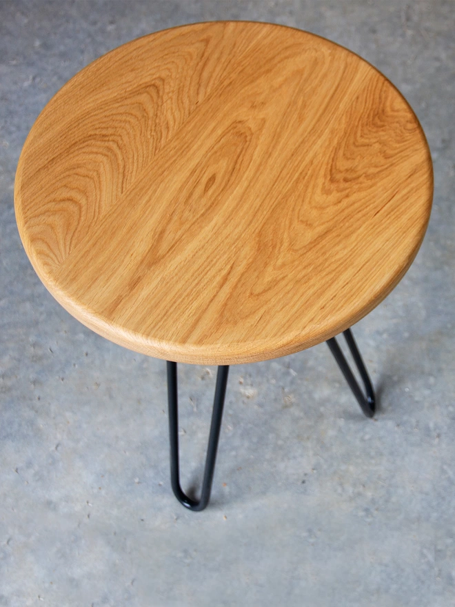 hairpin leg side table with oak top and black hairpin legs