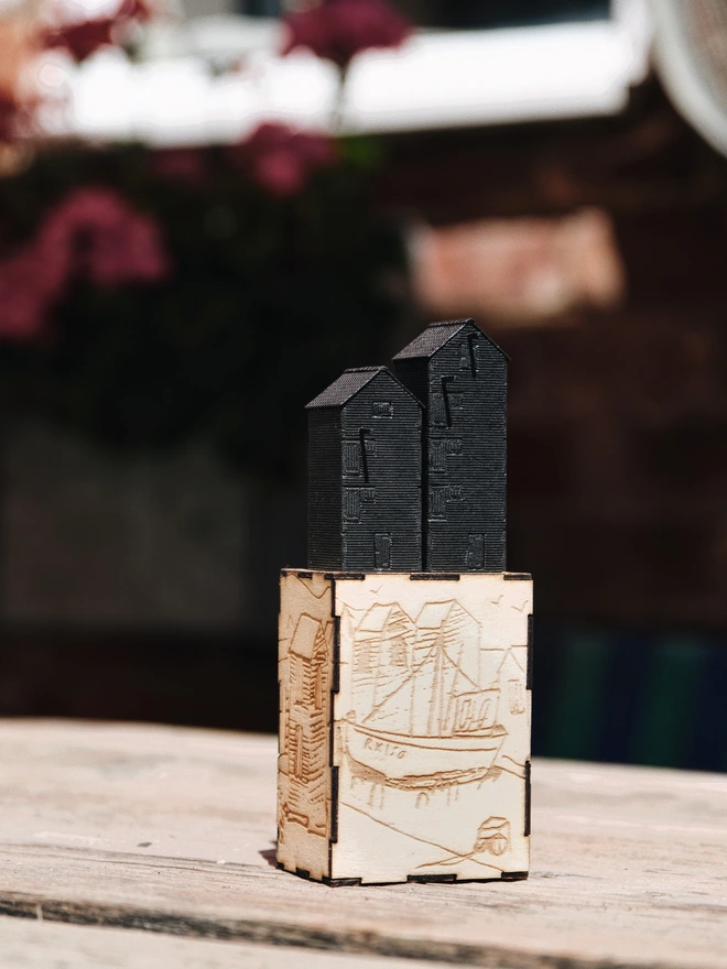 Hastings Net Hut's Assembled In Illustrated Box (Z-Scale)