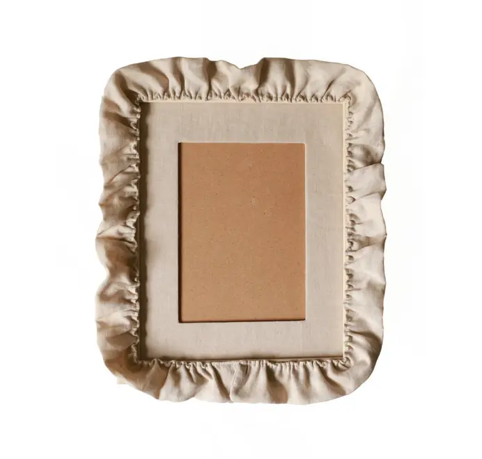 picture frame with tan ruffled border