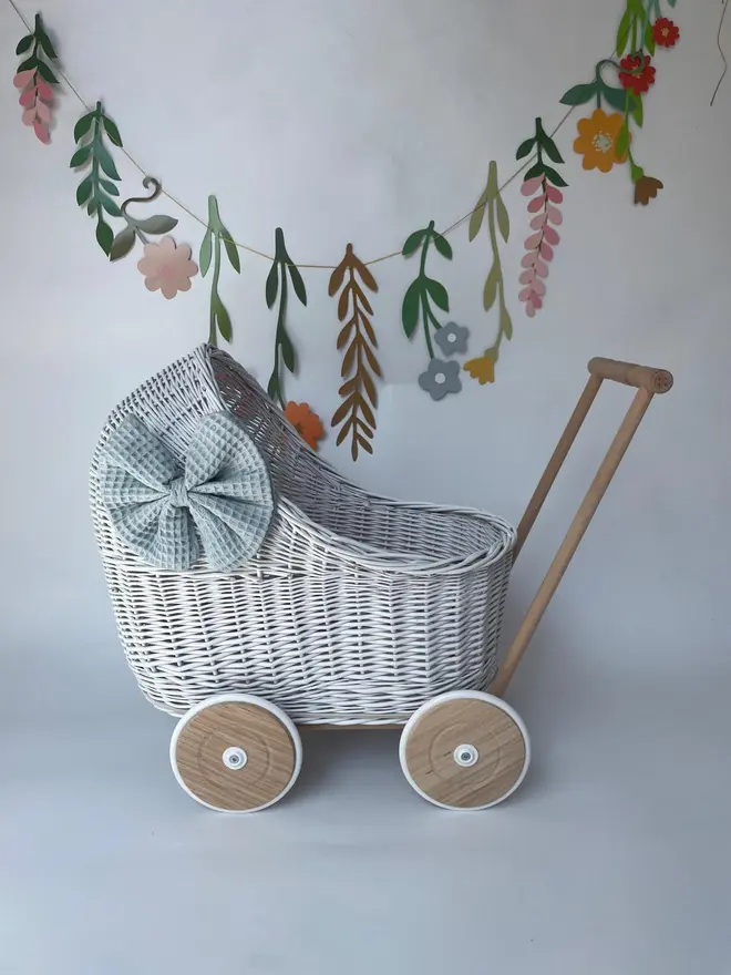 White pram with green bow&bedding