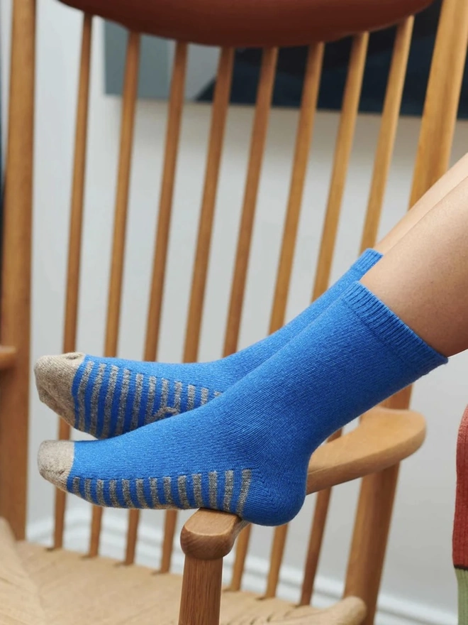 Women's Organic Cotten Striped Arch Ankle Socks, a woman wearing a pair of colourful arch ankle socks. 