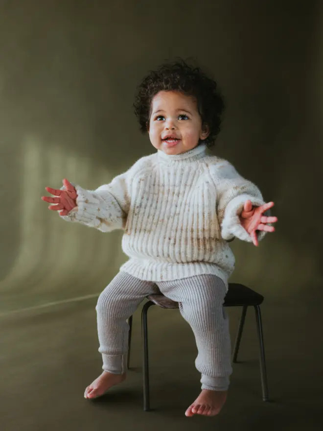 MABLI's 'Blewog' collection in the 'Moss Speckle' colourway. This soft, fluffy, relaxed-fit Pullover features a speckled, cloud-like chunky yarn.