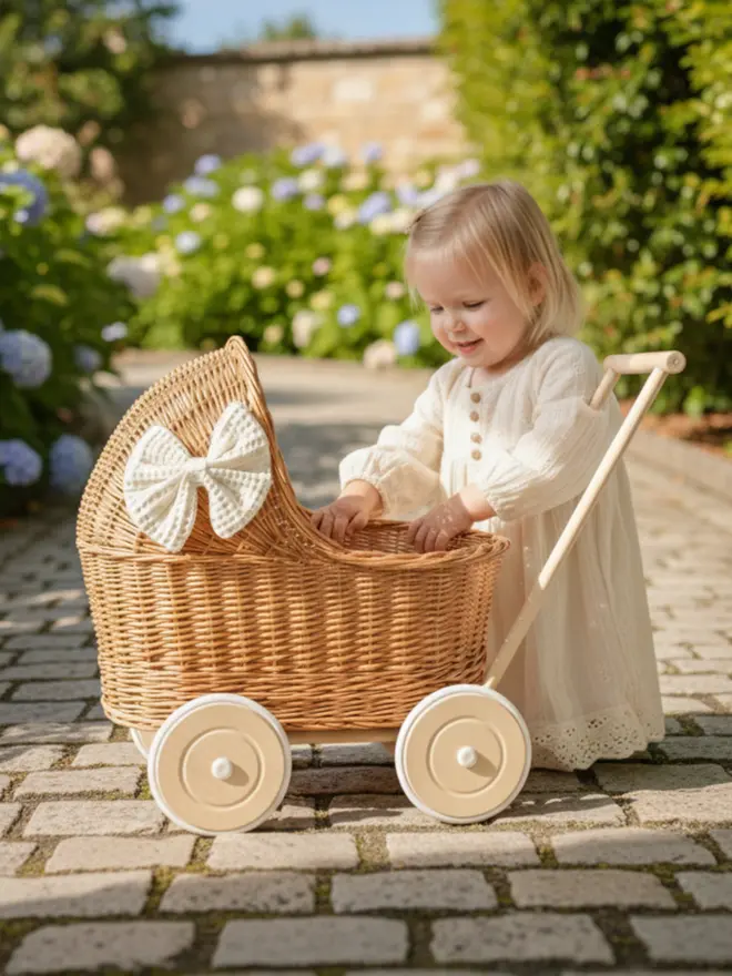 Natural pram with bow&bedding included  