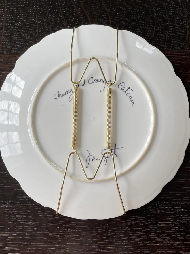 plate hanger on back of gateau plate