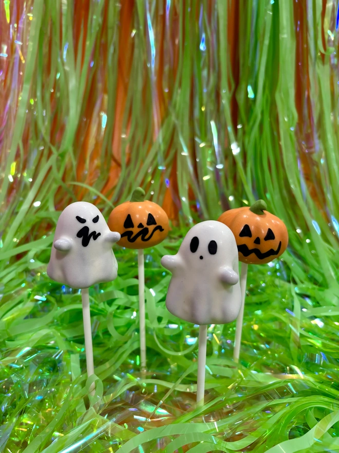 2 ghosts 2 pumpkins