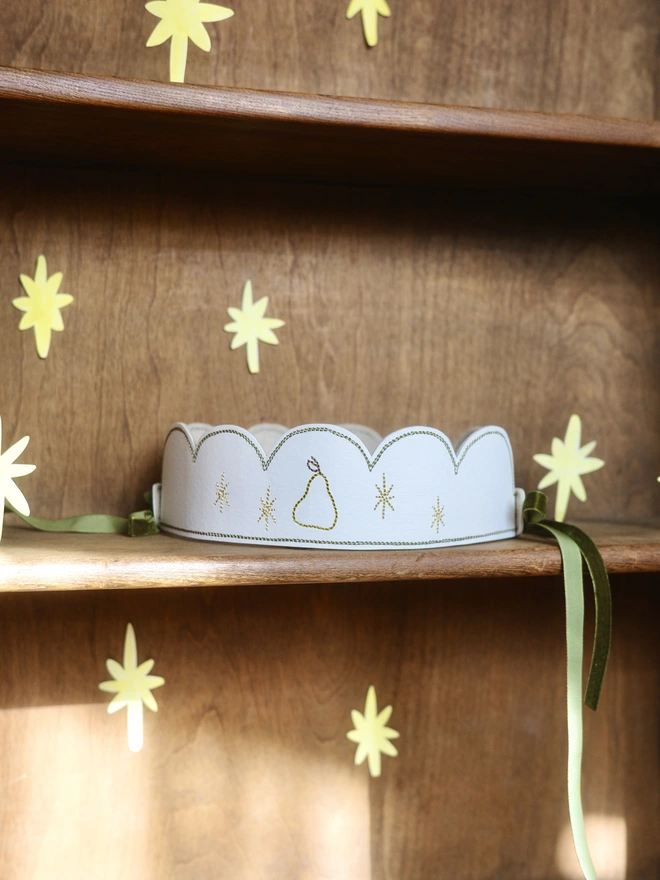 Embroidered Christmas Crown pear