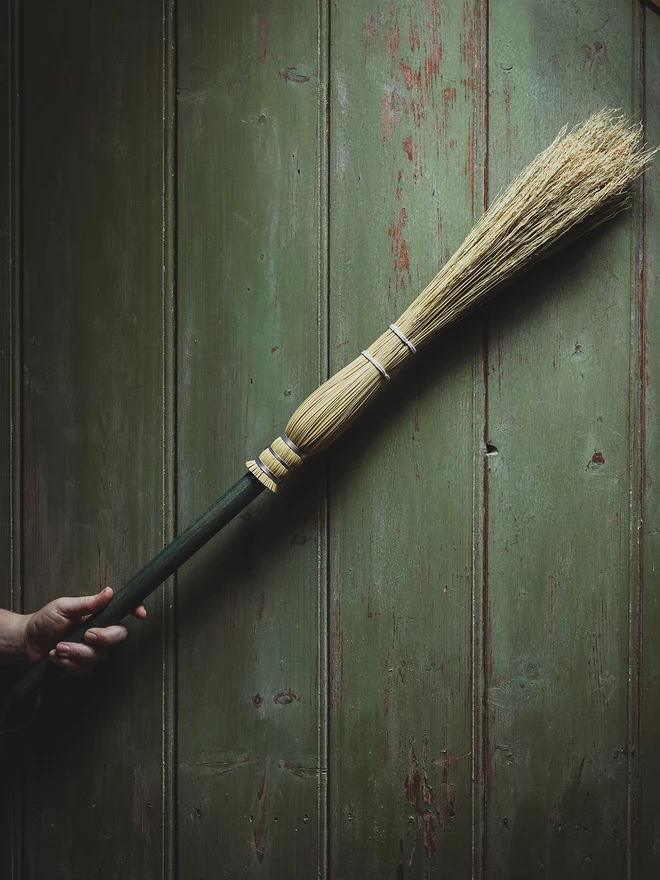 Cobweb broom - green
