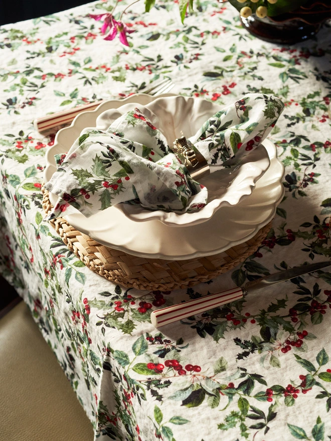 HOLLY LINEN TABLECLOTH