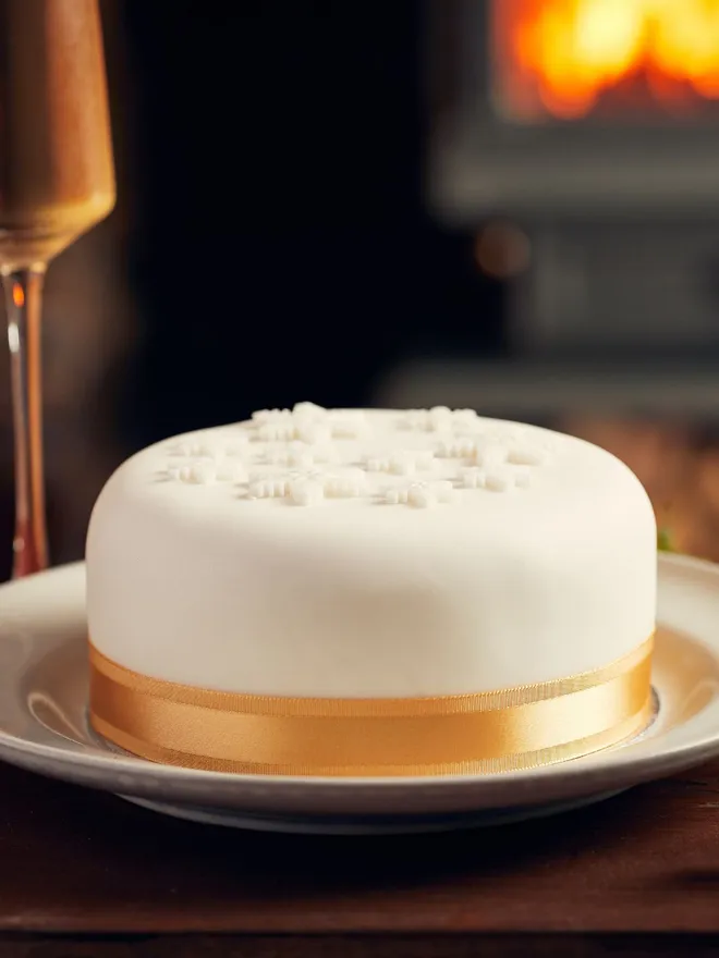 Large Fully Iced Christmas Cake With Whisky Gift Box