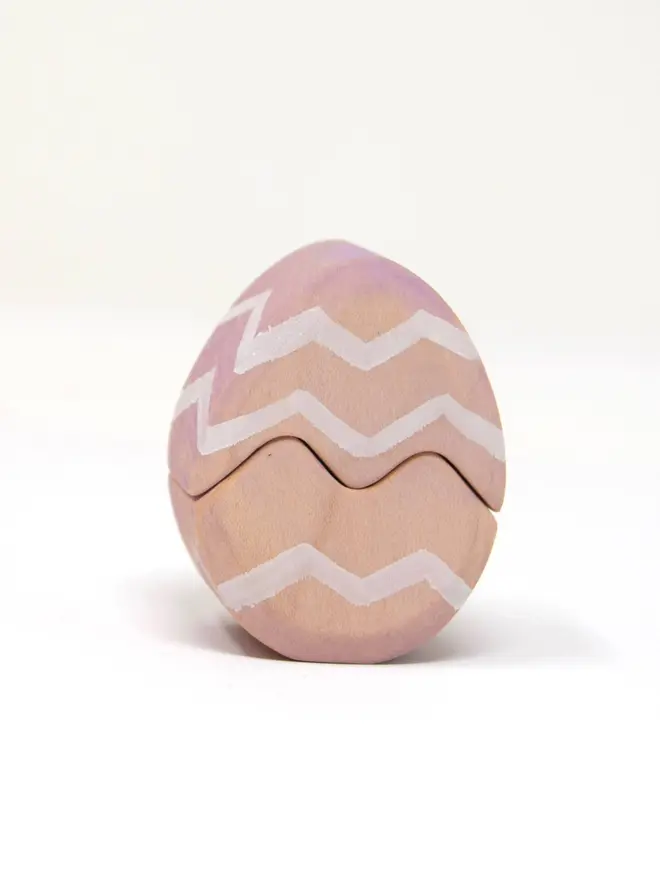 Lilac pink easter egg with whjite zig zag stripes