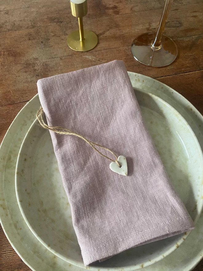 Napkin with heart ceramic on top