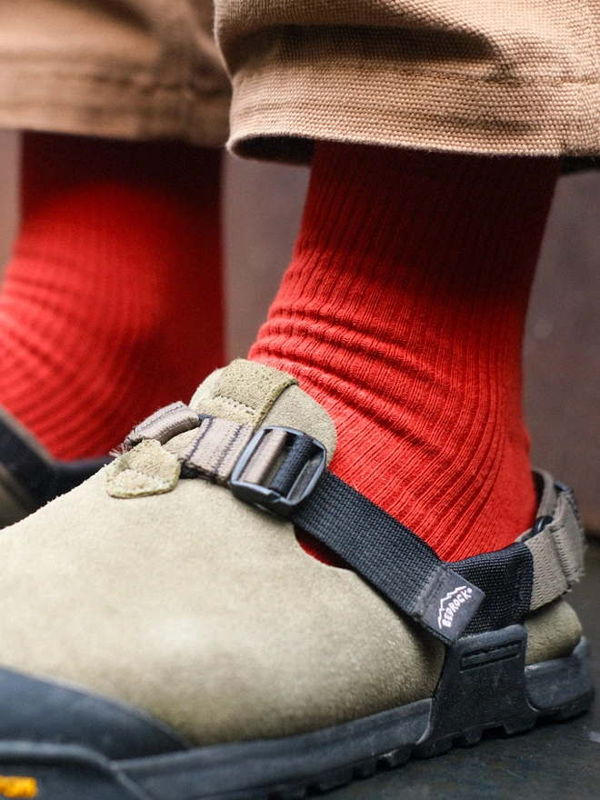 Red organic fine rib socks 