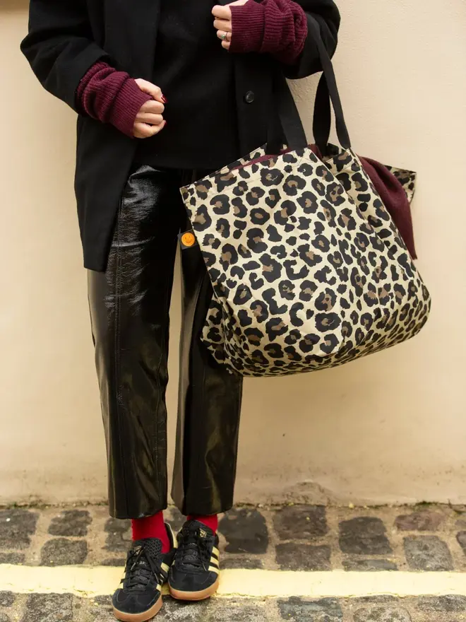 Classic Leopard Contents Oversized Tote Bag