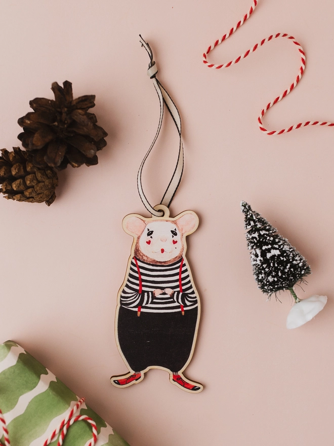 Mouse wood decoration with props