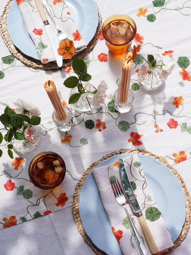 TABLESCAPE WITH LINENS PRINTED WITH NASTURTIUMS