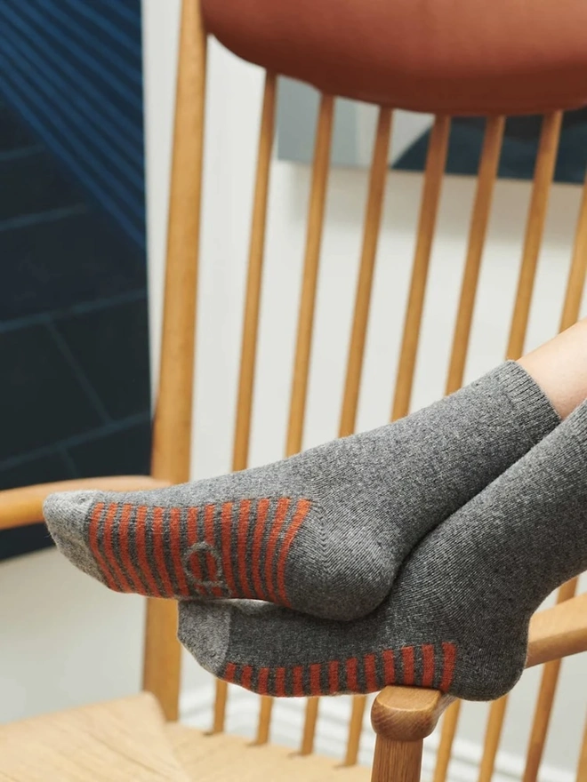Women's Organic Cotten Striped Arch Ankle Socks, a woman wearing a pair of colourful arch ankle socks. 