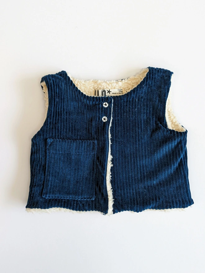 Petrol ILO gilet reversible with organic cotton corduroy and organic cototn plush