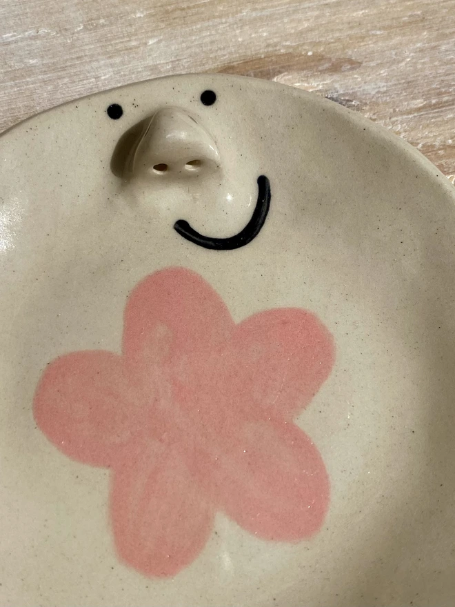 pink daisy trinket tray - close up