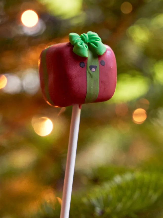 Smiley present Christmas cake pop