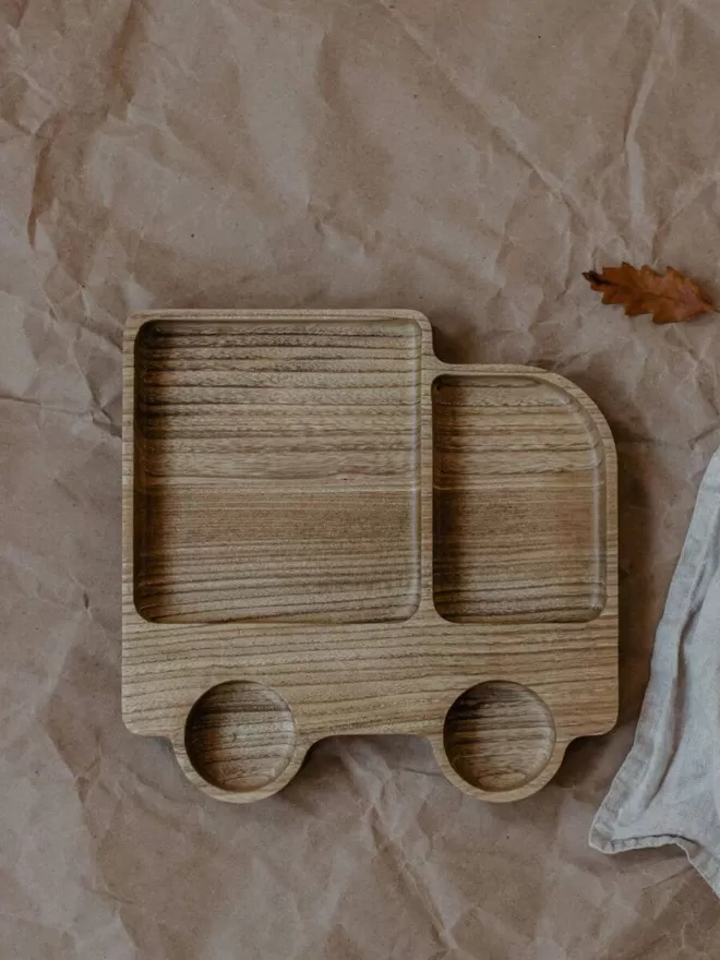 empty wooden lorry plate in a birdseye view on a brown paper tablecloth