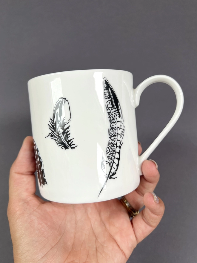 The detailed Multi feather mug, which is a perfect present for any occasion