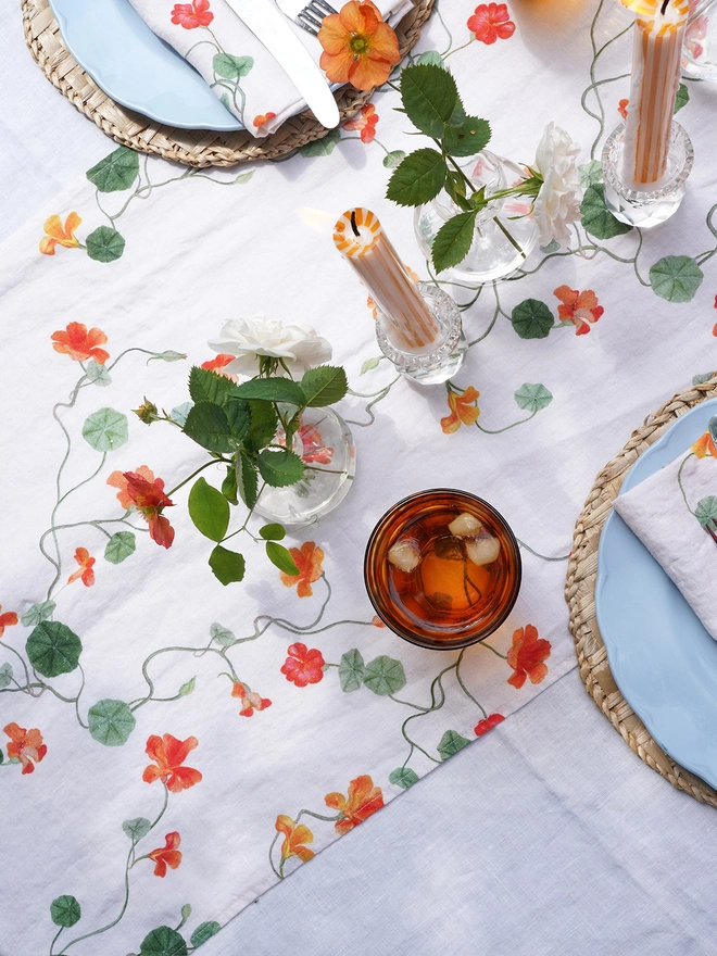 TABLESCAPE WITH LINENS PRINTED WITH NASTURTIUMS